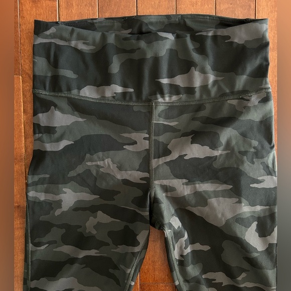 Athleta Ultimate 7/8 Tights Black and Gray Camo Leggings Size Small - Picture 3 of 7